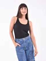 Musculosa negra de breteles finos y escote redondo.