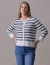 Cardigan de hilo fino marca Cable & Gauge, con rayas horizontales negras y blancas, escote redondo y cierre frontal con botones.