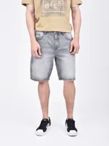 Bermuda blanca de jean de corte recto.