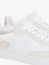 Zapatillas blancas de corte bajo con exterior de ante y paneles con mezcla de texturas. Presentan monograma TH tonal bordado en el lateral y logo de Tommy Hilfiger bordado en la parte trasera.