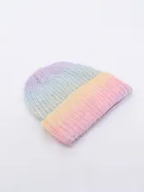 Gorro de lana tejido a punto, con degradé de colores azul, celeste y verde.