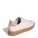 Championes Adidas Barreda W color rosa claro con textura símil piel de cocodrilo y suela marrón.