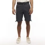 Bermuda cargo Wrangler color gris oscuro con cinturón negro.