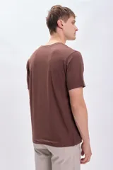 Remera marrón de manga corta con estampa de un vaso de café.