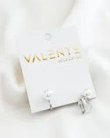 Par de caravanas plateadas con perlas blancas.