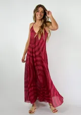 Vestido largo marrón con estampado tie-dye, breteles finos y escote en V.
