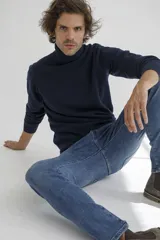 Sweater color marrón claro de punto con cuello alto.