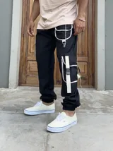 Pantalón de nylon negro con detalles en cadena y tiras, diseño cómodo y moderno.