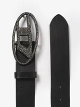 Cinturón de cuero negro liso con hebilla metálica grande en forma de 'D' ovalada, completamente incrustada con pedrería brillante.