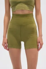 Short deportivo verde oliva de tiro alto, con cintura ancha acanalada y tejido de punto texturizado.