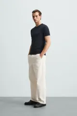 Camiseta marrón de corte slim fit, confeccionada en tejido de algodón con elasticidad, cuello redondo y manga corta.