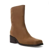 Botas cortas de mujer color marrón claro, estilo cowboy, con caña media, punta cuadrada y taco ancho de madera oscura.