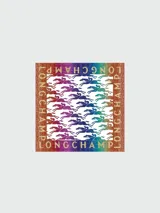 Pañuelo de seda Longchamp con estampado floral multicolor y borde con letras.