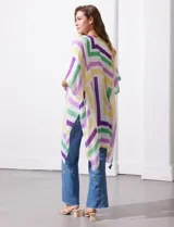 Kimono tejido con estampado de líneas en tonos pastel, mangas amplias estilo japonés y terminación con borlas.