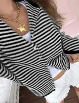 Buzo tejido a rayas horizontales rojas y blancas, con cuello tipo camisa y abotonadura frontal.