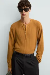 Camiseta de punto color marrón con cuello redondo y cierre frontal de botones.