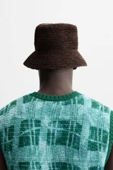 Sombrero tipo bucket tejido a crochet color marrón oscuro.