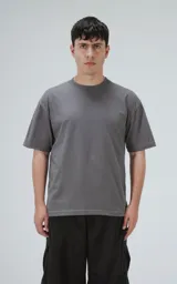 Remera gris oscuro de corte crop y calce oversize, con hombros caídos y cuello redondo.