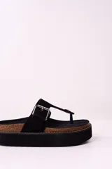 Sandalia flatform negra con tira de dedo y hebilla lateral. Plataforma con base de corcho.