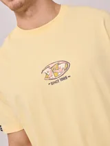 Remera blanca de algodón con estampa en la espalda con el logo de Rusty y la leyenda 'Since chasing surf records 1985'.