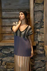 Vestido de tejido de punto con diseño de rayas verticales en bloques de color: superior beige y negro, medio azul y marrón, e inferior beige. Presenta escote en V y mangas cortas.