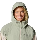 Cortaviento corto Columbia Spire Valley para mujer, color verde claro y beige. Cuenta con capucha ajustable, protector de mentón, sistema transpirable en la espalda, manga ancha, bolsillo oculto, bolsillos con cremallera para las manos, puños elásticos y dobladillo ajustable con ceñidor. Incorpora tecnología de repelencia Omni-SHIELD™.