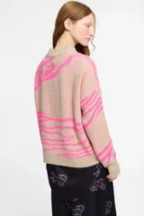 Sweater tejido en jersey con diseño de cebra en tonos beige y rosa.