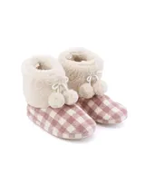 Pantuflas tipo bota con interior de piel sintética color crema y exterior de tela a cuadros color rosa y blanco.