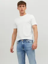 Camiseta blanca de manga corta y cuello redondo, corte slim fit.