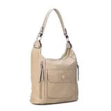 Cartera negra de símil cuero con doble cierre superior, bolsillo frontal con tapa y broche magnético, bolsillos laterales con cierre y correa larga regulable y desmontable.