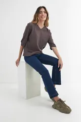 Sweater negro de tejido de punto, con escote en V y mangas 3/4.