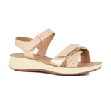 Sandalias bajas color beige con ajuste de velcro en el tobillo y en el empeine.