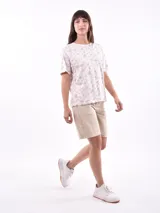 Remera blanca con estampado de ojos y pestañas en negro.
