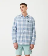 Camisa de franela celeste con estampado de cuadros blancos, corte regular, cuello camisero, mangas largas, abotonada frontal, bolsillo en el pecho y logo de la marca en etiqueta sobre el bolsillo.