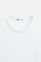 Camiseta blanca de cuello redondo y manga corta, corte regular.