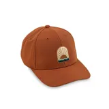 Gorra de béisbol color ladrillo con parche bordado en el frente con un paisaje de sol y mar.