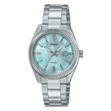 Reloj analógico Casio para mujer con caja y brazalete de acero inoxidable plateado. Presenta un dial de nácar azul verdoso con índices aplicados y ventana de fecha a las 3. El bisel es estriado y tiene resistencia al agua de 50 metros (WR 50M).