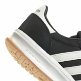 Championes Adidas Run 72S 2.0, color negro con tres franjas laterales blancas y detalles en blanco en el talón y lengüeta. Cuentan con entresuela blanca y suela de goma color caramelo.