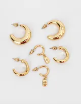Set de tres pares de aros argolla bañados en oro con diferentes diseños: un par con dije colgante rectangular con strass, un par liso grueso y un par con diseño retorcido.