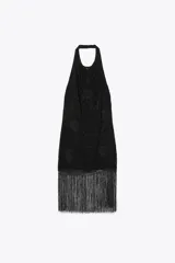 Vestido corto negro con cuello halter y espalda descubierta. Presenta bordados florales a tono y terminación con flecos.