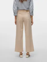 Pantalón jean color crudo, corte wide leg, tiro medio, con bolsillos delanteros y traseros.