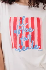 Remera blanca de viscosa con estampado de rayas verticales rojas y rosadas, y texto en azul.