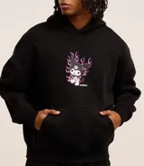 Buzo hoodie negro de algodón con estampa de Kuromi con llamas en el pecho y bolsillo canguro.