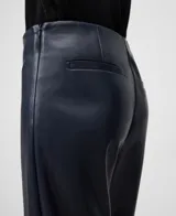 Pantalón flare de tiro alto, color azul marino oscuro, con acabado de efecto cuero. Presenta un corte ancho que se ensancha desde la rodilla hasta el tobillo.