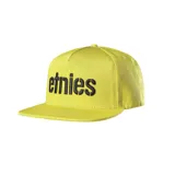 Gorra amarilla tipo snapback con logo de etnies en negro.
