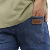 Pantalón de jean azul oscuro, corte recto, tiro bajo y calce regular.