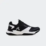 Championes deportivos Le Coq Sportif modelo Backspin, diseñados para pádel. Color negro y blanco, con capellada de mesh y detalles en K-PU. Presentan el logo del gallo en blanco y suela de goma con patrón de espina de pescado.