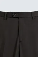 Pantalón de vestir negro de lana, corte recto, con bolsillos laterales y traseros de ojal con botón.