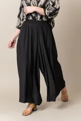 Pantalón ancho de cintura elastizada, color negro, con un diseño cómodo y fluido.