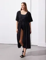 Kaftan negro largo con puntilla en escote y mangas, con lazo de ajuste en la cintura.